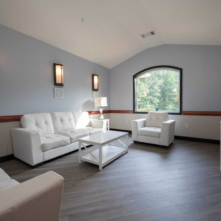 recover now atlanta detox center living room